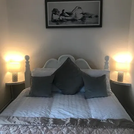 The Clock Tower High Street. Nothing Average Here! 斯基普顿