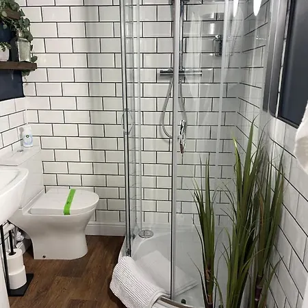 The Clock Tower High Street. Nothing Average Here! * 斯基普顿