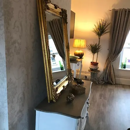 The Clock Tower High Street. Nothing Average Here! 斯基普顿