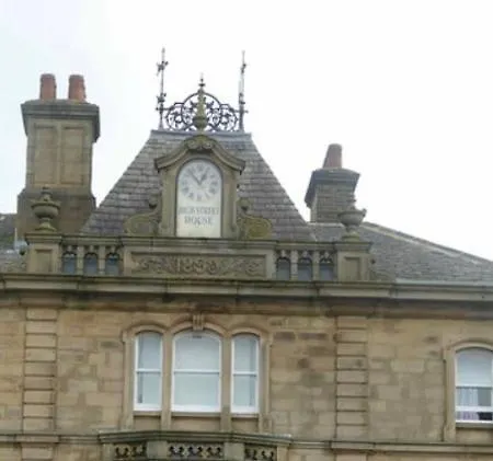 The Clock Tower High Street. Nothing Average Here! * 斯基普顿