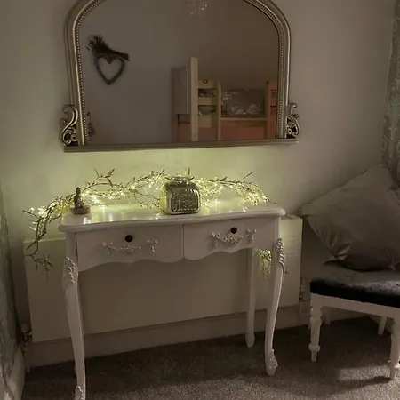 The Clock Tower High Street. Nothing Average Here! * سكيبتون