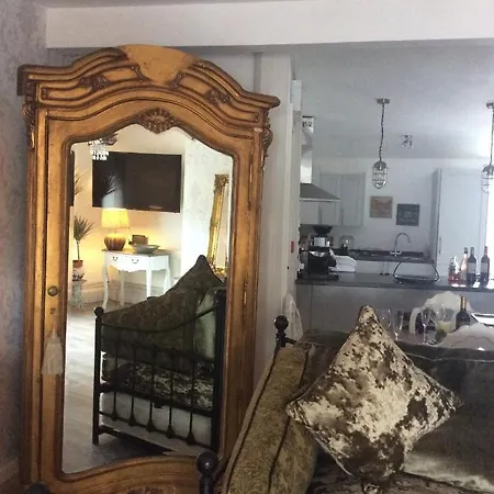 The Clock Tower High Street. Nothing Average Here! * سكيبتون