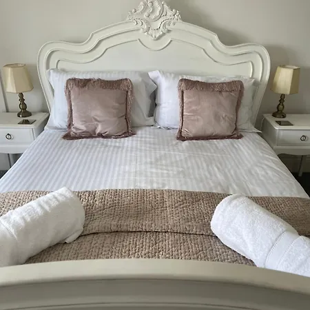 The Clock Tower High Street. Nothing Average Here! Apartman Skipton