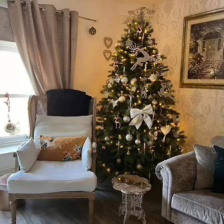 The Clock Tower High Street. Nothing Average Here! شقة